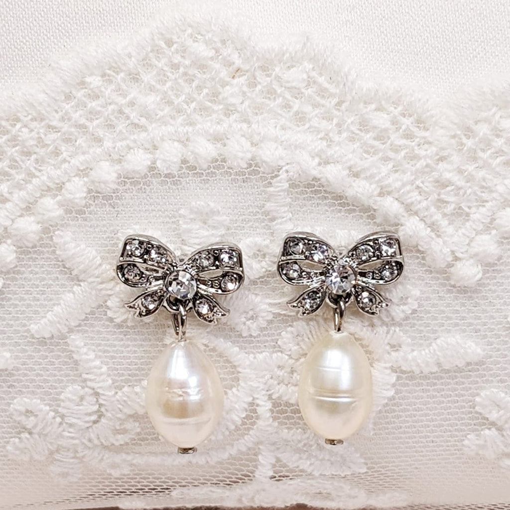 Freshwater pearl bow earrings : Vintage bow earrings