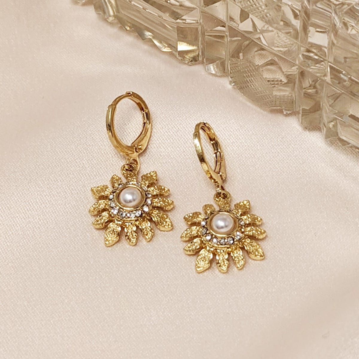 Sunflower 50s Hoop earrings: Pearl and Gold Hoops